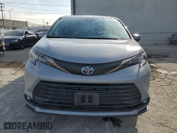 2022 Toyota Sienna XLE Woodland Edition with VIN 5TDASKFC8NS051083, listed as a Copart auction lot 82394134 with 31,538 mi miles and Salvage Title. Bid and sale history available at carsss.com. Image 5.