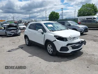 2021 Chevrolet Trax LS z VIN KL7CJKSB8MB302437, wystawiony jako IAAI lot #42340173 z przebiegiem 26 159 mil mil oraz . Historia ofert i sprzedaży dostępna na DreamBid. Obrazek 1.