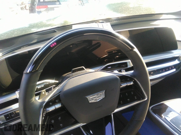 2024 Cadillac LYRIQ z VIN 1GYKPVRL8RZ128147, wystawiony jako IAAI lot #41273392 z przebiegiem 1 927 mil mil oraz . Historia ofert i sprzedaży dostępna na DreamBid. Obrazek 18.
