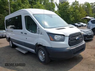 2015 Ford Transit Passenger XL z VIN 1FBAX2CG7FKA10515, wystawiony jako IAAI lot #42424182 z przebiegiem 8 962 mil mil oraz . Historia ofert i sprzedaży dostępna na DreamBid. Obrazek 1.