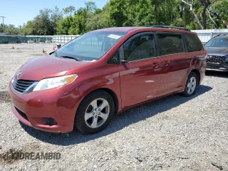 2014 Toyota Sienna LE AAS z VIN 5TDKK3DC6ES497651, wystawiony jako Copart lot #53358245 z przebiegiem 233 102 mil mil oraz Szkody całkowita. Historia ofert i sprzedaży dostępna na DreamBid. Obrazek 1.