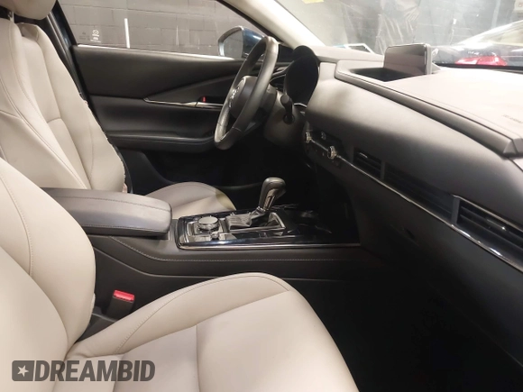 2024 Mazda CX-30 S Preferred z VIN 3MVDMBCM9RM700673, wystawiony jako IAAI lot #42417844 z przebiegiem 7 385 mil mil oraz . Historia ofert i sprzedaży dostępna na DreamBid. Obrazek 5.