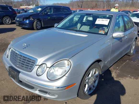 2006 Mercedes-Benz E-Class 3.5L with VIN WDBUF56J06A737827, listed as a IAAI auction lot 41748739 with 197,843 mi miles. Bid and sale history available at carsss.com. Image 6.