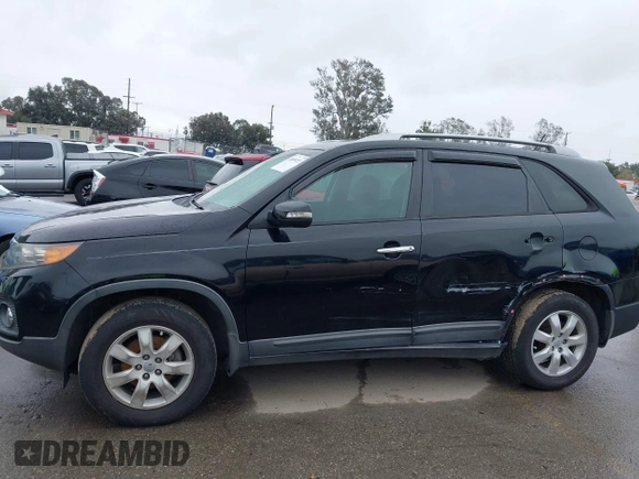 2013 Kia Sorento LX z VIN 5XYKT3A68DG388695, wystawiony jako IAAI lot #41809229 z przebiegiem 157 966 mil mil oraz . Historia ofert i sprzedaży dostępna na DreamBid. Obrazek 14.