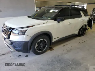 2023 Nissan Pathfinder SV z VIN 5N1DR3BD0PC203788, wystawiony jako Copart lot #50522495 z przebiegiem 37 204 mil mil oraz Szkoda całkowita • Salvage title. Historia ofert i sprzedaży dostępna na DreamBid. Obrazek 1.