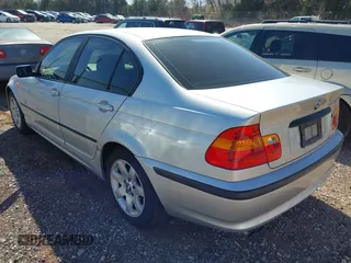 2003 BMW 3 Series 325i with VIN WBAAZ33443PH32847, listed as a IAAI auction lot 41754298 with 165,494 mi miles. Bid and sale history available at carsss.com. Image 3.