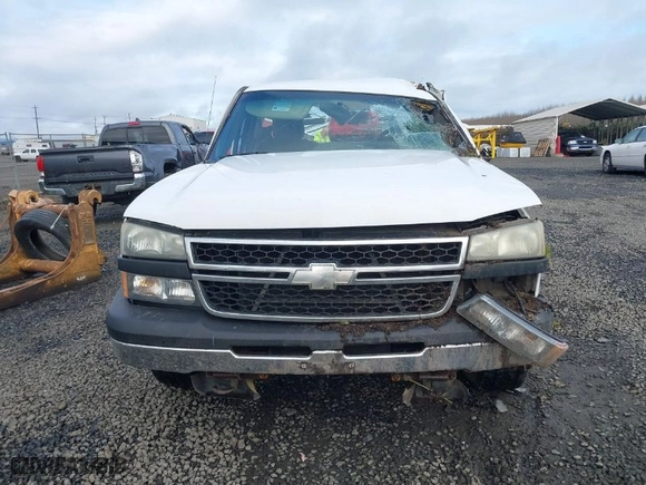 2007 Chevrolet Silverado 1500 Classic Work Truck with VIN 1GCEC14X77Z132477, listed as a IAAI auction lot 41651740 with 134,681 mi miles. Bid and sale history available at carsss.com. Image 12.