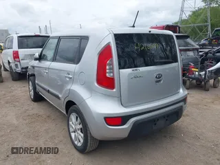 2013 Kia Soul + z VIN KNDJT2A63D7761273, wystawiony jako IAAI lot #42166793 z przebiegiem 134 647 mil mil oraz . Historia ofert i sprzedaży dostępna na DreamBid. Obrazek 3.