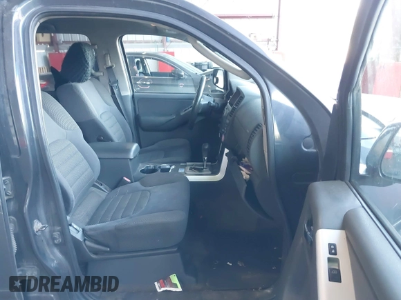 2011 Nissan Pathfinder LE z VIN 5N1AR1NB1BC616913, wystawiony jako IAAI lot #40627326 z przebiegiem 119 372 mil mil oraz . Historia ofert i sprzedaży dostępna na DreamBid. Obrazek 5.