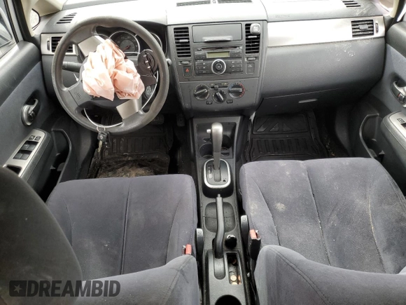 2007 Nissan Versa SL z VIN 3N1BC13E07L376632, wystawiony jako Copart lot #59384975 z przebiegiem Nie podano mil oraz Nie do naprawy • Non repairable. Historia ofert i sprzedaży dostępna na DreamBid. Obrazek 8.