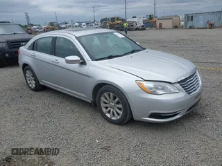 2012 Chrysler 200 Touring z VIN 1C3CCBBG4CN268880, wystawiony jako IAAI lot #42468088 z przebiegiem 36 163 mil mil oraz . Historia ofert i sprzedaży dostępna na DreamBid. Obrazek 1.