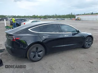 2018 Tesla Model 3 Long Range Battery z VIN 5YJ3E1EA2JF156808, wystawiony jako IAAI lot #42160829 z przebiegiem 106 258 mil mil oraz . Historia ofert i sprzedaży dostępna na DreamBid. Obrazek 4.