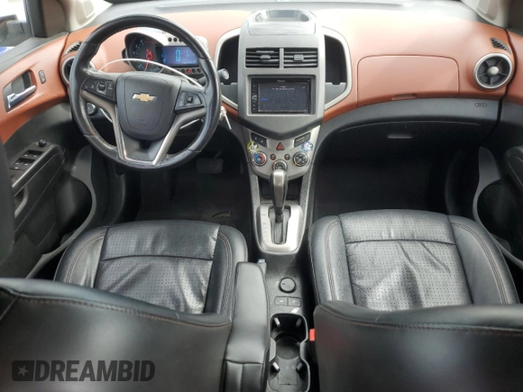 2014 Chevrolet Sonic LTZ z VIN 1G1JE5SB3E4191729, wystawiony jako Copart lot #59054185 z przebiegiem 138 868 mil mil oraz Czysty tytuł • Clean title. Historia ofert i sprzedaży dostępna na DreamBid. Obrazek 8.