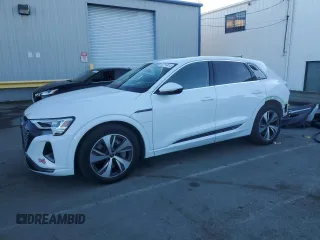 2024 Audi Q8 e-tron Premium z VIN WA14AAGE5RB015871, wystawiony jako Copart lot #82716414 z przebiegiem 10 032 mil mil oraz Szkoda całkowita • Salvage title. Historia ofert i sprzedaży dostępna na DreamBid. Obrazek 1.