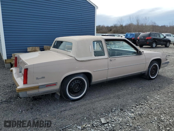 1988 Cadillac DeVille z VIN 1G6CD1153J4241498, wystawiony jako Copart lot #50236495 z przebiegiem 76 745 mil mil oraz Czysty tytuł • Clean title. Historia ofert i sprzedaży dostępna na DreamBid. Obrazek 3.
