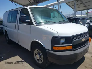 2013 Chevrolet Express Cargo z VIN 1GCWGFCA6D1145640, wystawiony jako IAAI lot #42379485 z przebiegiem 174 877 mil mil oraz . Historia ofert i sprzedaży dostępna na DreamBid. Obrazek 1.