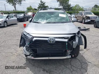 2025 Toyota RAV4 Hybrid XLE Premium z VIN JTMB6RFV5SD157761, wystawiony jako IAAI lot #42261188 z przebiegiem 3 586 mil mil oraz . Historia ofert i sprzedaży dostępna na DreamBid. Obrazek 13.