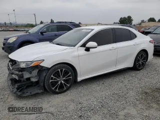 2020 Toyota Camry SE z VIN 4T1G11AK4LU955622, wystawiony jako Copart lot #50700985 z przebiegiem 94 122 mil mil oraz Szkoda całkowita • Salvage title. Historia ofert i sprzedaży dostępna na DreamBid. Obrazek 1.