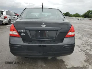2009 Nissan Versa 1.6 z VIN 3N1CC11EX9L465053, wystawiony jako Copart lot #58202265 z przebiegiem 212 058 mil mil oraz Szkoda całkowita • Salvage title. Historia ofert i sprzedaży dostępna na DreamBid. Obrazek 6.