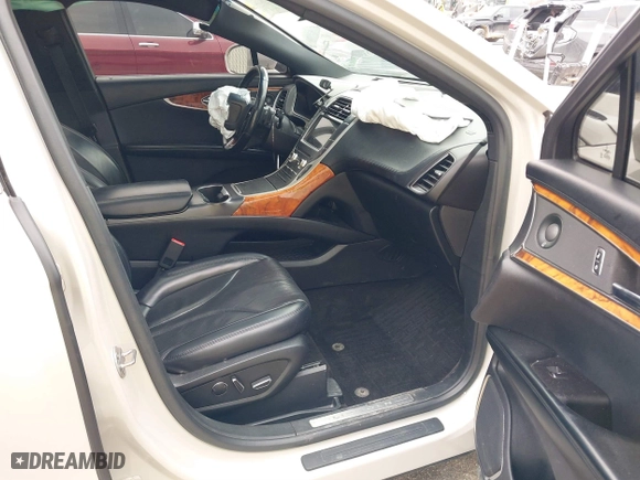 2019 Lincoln Nautilus Reserve with VIN 2LMPJ8LP3KBL17646, listed as a IAAI auction lot 41688302 with 92,208 mi miles. Bid and sale history available at carsss.com. Image 5.
