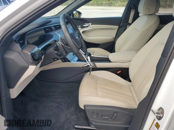 2024 Audi Q8 e-tron Sportback S line Premium Plus z VIN WA1CAAGE5RB013159, wystawiony jako Copart lot #73810634 z przebiegiem Nie podano mil oraz Nie do naprawy • Non repairable. Historia ofert i sprzedaży dostępna na DreamBid. Obrazek 7.