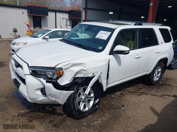 2020 Toyota 4Runner SR5 with VIN JTEBU5JR1L5793061, listed as a IAAI auction lot 41931410 with 81,984 mi miles. Bid and sale history available at carsss.com. Image 2.