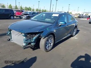 2025 Toyota Camry LE z VIN 4T1DAACK0SU038983, wystawiony jako IAAI lot #42300193 z przebiegiem 8690 mil mil oraz . Historia ofert i sprzedaży dostępna na DreamBid. Obrazek 2.