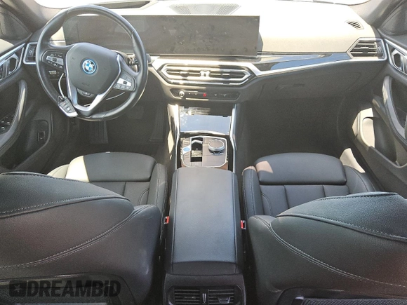 2024 BMW i4 eDrive40 z VIN WBY73AW02RFS99292, wystawiony jako Copart lot #56431405 z przebiegiem 17 030 mil mil oraz Tytuł czysty. Historia ofert i sprzedaży dostępna na DreamBid. Obrazek 8.