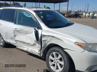 2013 Toyota Highlander z VIN 5TDZK3EH7DS127798, wystawiony jako IAAI lot #42372808 z przebiegiem 176 190 mil mil oraz . Historia ofert i sprzedaży dostępna na DreamBid. Obrazek 6.