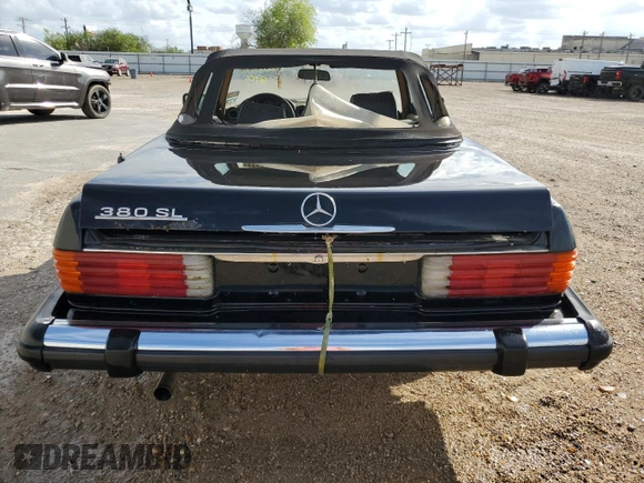 1982 Mercedes-Benz 380 SL z VIN WDBBA45A0CB015197, wystawiony jako Copart lot #77005124 z przebiegiem 96 588 mil mil oraz Czysty tytuł • Clean title. Historia ofert i sprzedaży dostępna na DreamBid. Obrazek 6.