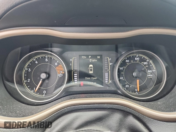 2017 Jeep Cherokee Latitude z VIN 1C4PJLCBXHW604108, wystawiony jako Copart lot #63800125 z przebiegiem 51 445 mil mil oraz Czysty tytuł • Clean title. Historia ofert i sprzedaży dostępna na DreamBid. Obrazek 9.