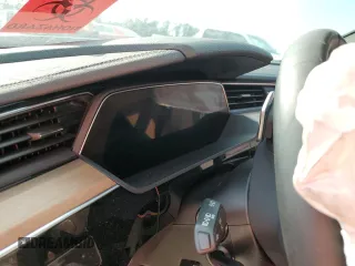 2024 Audi Q8 e-tron Premium Plus z VIN WA15AAGE8RB017425, wystawiony jako Copart lot #66139974 z przebiegiem Nie podano mil oraz Szkody całkowita. Historia ofert i sprzedaży dostępna na DreamBid. Obrazek 9.
