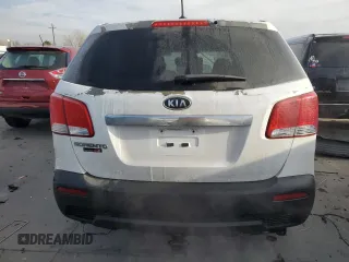 2013 Kia Sorento LX z VIN 5XYKTCA66DG423668, wystawiony jako Copart lot #43718905 z przebiegiem 201 892 mil mil oraz Szkoda całkowita • Salvage title. Historia ofert i sprzedaży dostępna na DreamBid. Obrazek 6.