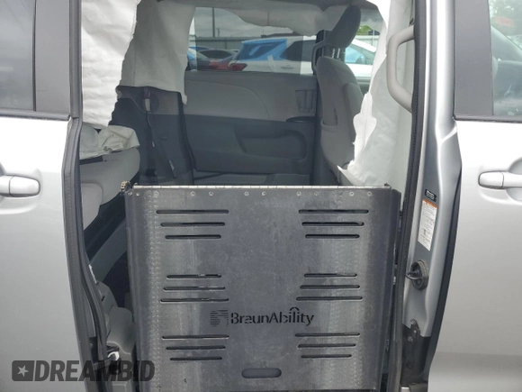 2020 Toyota Sienna LE Auto Access Seat с VIN 5TDKZ3DC8LS068472, выставлен на аукционе Copart как лот 58287195 с пробегом Не указан миль и Списание • Salvage title. История ставок и продаж доступна на DreamBid. Изображение 11.