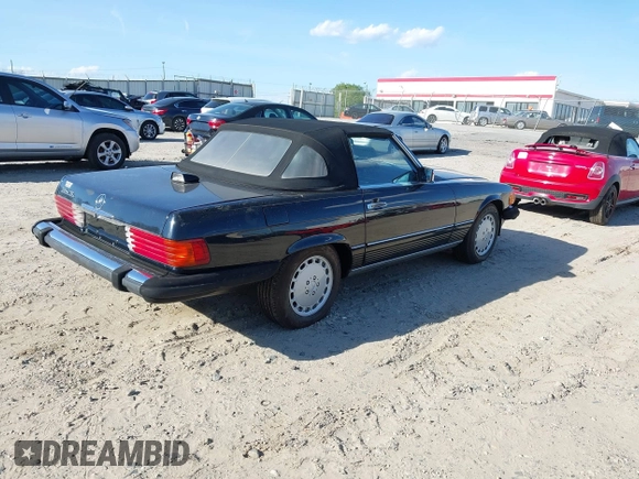 1986 Mercedes-Benz 560 SL z VIN WDBBA48D2GA055024, wystawiony jako IAAI lot #41888928 z przebiegiem 118 569 mil mil oraz . Historia ofert i sprzedaży dostępna na DreamBid. Obrazek 4.