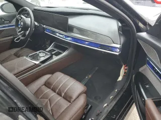 2024 BMW 7 Series 760i xDrive z VIN WBA33EJ02RCR69064, wystawiony jako Copart lot #74063964 z przebiegiem 2 938 mil mil oraz Nie do naprawy • Non repairable. Historia ofert i sprzedaży dostępna na DreamBid. Obrazek 8.