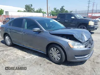 2014 Volkswagen Passat S z VIN 1VWAP7A3XEC003928, wystawiony jako IAAI lot #42483100 z przebiegiem 132 117 mil mil oraz . Historia ofert i sprzedaży dostępna na DreamBid. Obrazek 1.