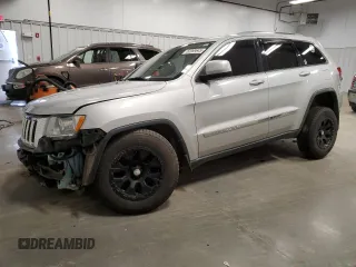 2011 Jeep Grand Cherokee Laredo z VIN 1J4RR4GGXBC609891, wystawiony jako Copart lot #52089645 z przebiegiem 180 895 mil mil oraz Szkody całkowita. Historia ofert i sprzedaży dostępna na DreamBid. Obrazek 1.