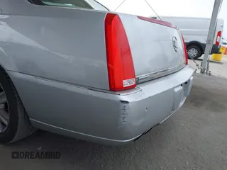 2009 Cadillac DTS 1SE z VIN 1G6KD57919U116072, wystawiony jako IAAI lot #42354693 z przebiegiem 172 822 mil mil oraz . Historia ofert i sprzedaży dostępna na DreamBid. Obrazek 6.