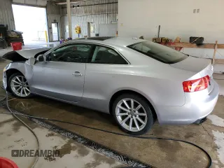 2015 Audi A5 Premium z VIN WAUGFAFR7FA038236, wystawiony jako Copart lot #56318175 z przebiegiem 85 407 mil mil oraz Szkody całkowita. Historia ofert i sprzedaży dostępna na DreamBid. Obrazek 2.