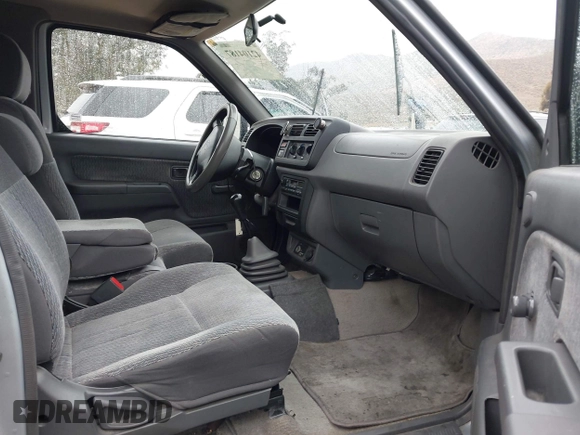 2000 Nissan Frontier XE z VIN 1N6DD26S3YC366567, wystawiony jako IAAI lot #42104187 z przebiegiem 98 223 mil mil oraz . Historia ofert i sprzedaży dostępna na DreamBid. Obrazek 5.