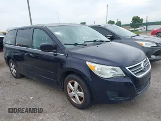 2010 Volkswagen Routan SE z VIN 2V4RW3D15AR272566, wystawiony jako IAAI lot #42355601 z przebiegiem 186 000 mil mil oraz . Historia ofert i sprzedaży dostępna na DreamBid. Obrazek 1.