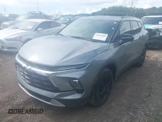 2024 Chevrolet Blazer LT z VIN 3GNKBCR46RS282636, wystawiony jako IAAI lot #42263380 z przebiegiem 17 412 mil mil oraz . Historia ofert i sprzedaży dostępna na DreamBid. Obrazek 2.