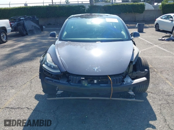 2018 Tesla Model 3 Long Range Battery z VIN 5YJ3E1EA2JF039262, wystawiony jako IAAI lot #42463443 z przebiegiem 77 482 mil mil oraz . Historia ofert i sprzedaży dostępna na DreamBid. Obrazek 13.