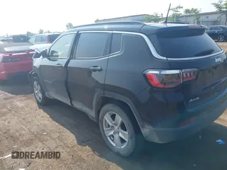 2022 Jeep Compass Latitude z VIN 3C4NJDBB0NT216921, wystawiony jako IAAI lot #42473934 z przebiegiem 41 169 mil mil oraz . Historia ofert i sprzedaży dostępna na DreamBid. Obrazek 3.