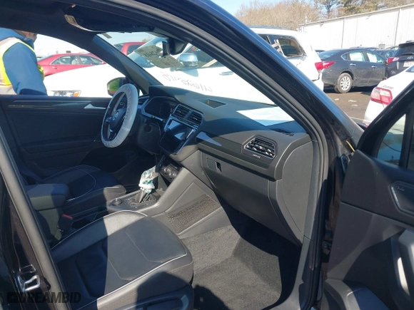 2020 Volkswagen Tiguan SEL Premium R-Line with VIN 3VV4B7AX8LM164745, listed as a IAAI auction lot 41628418 with 38,353 mi miles. Bid and sale history available at carsss.com. Image 5.