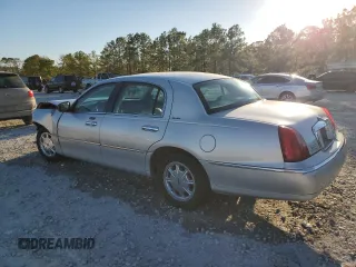 2002 Lincoln Town Car Signature z VIN 1LNHM82W92Y671562, wystawiony jako Copart lot #47391265 z przebiegiem Nie podano mil oraz Szkoda całkowita • Salvage title. Historia ofert i sprzedaży dostępna na DreamBid. Obrazek 2.