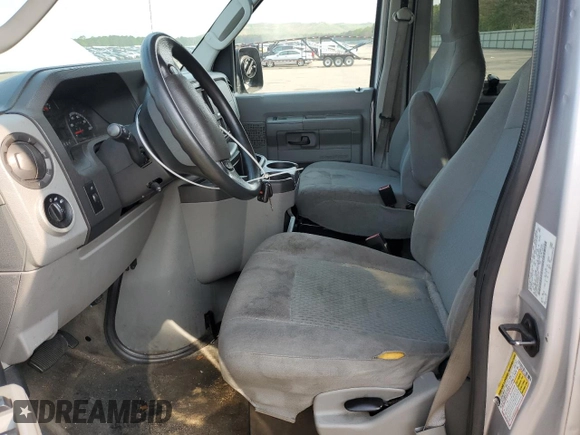 2013 Ford Econoline Passenger XL z VIN 1FBSS3BL5DDB07737, wystawiony jako Copart lot #58958495 z przebiegiem 159 345 mil mil oraz Szkoda całkowita • Salvage title. Historia ofert i sprzedaży dostępna na DreamBid. Obrazek 7.