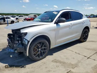 2020 Alfa Romeo Stelvio Sport z VIN ZASPAJAN5L7C75684, wystawiony jako Copart lot #54244135 z przebiegiem 63 941 mil mil oraz Szkoda całkowita • Salvage title. Historia ofert i sprzedaży dostępna na DreamBid. Obrazek 1.