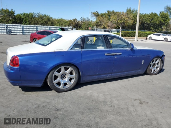 2015 Rolls-Royce Ghost z VIN SCA664S55FUX53413, wystawiony jako Copart lot #50022965 z przebiegiem Nie podano mil oraz Szkody całkowita. Historia ofert i sprzedaży dostępna na DreamBid. Obrazek 3.
